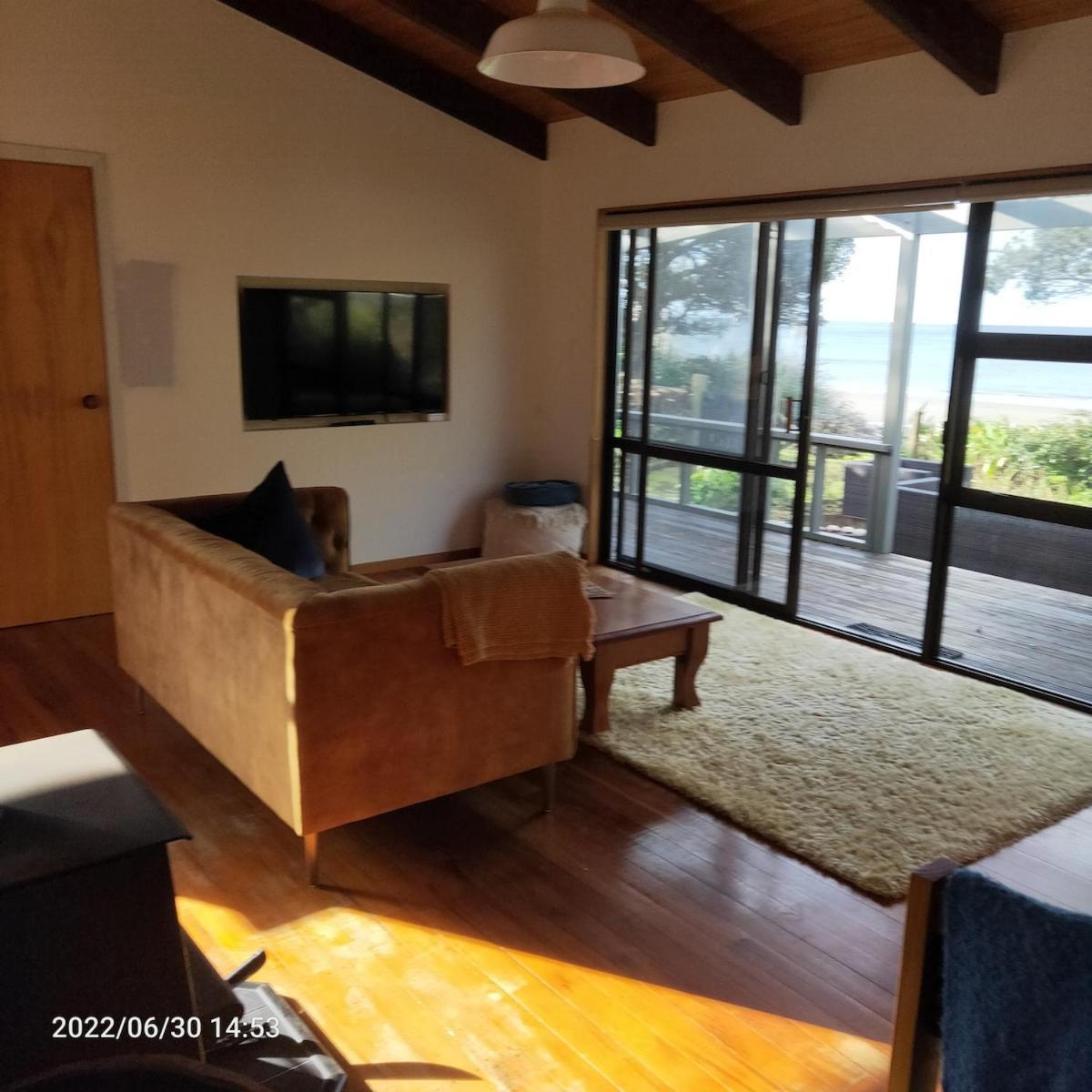 Beachfront Bliss - Your Parapara Seaside Retreat ภายนอก รูปภาพ